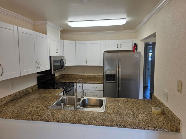 Building Photo - Renovated downstairs 2 bedroom 1 bath cond...