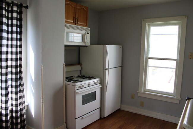Building Photo - 2 Bedroom Duplex with Ample Storage