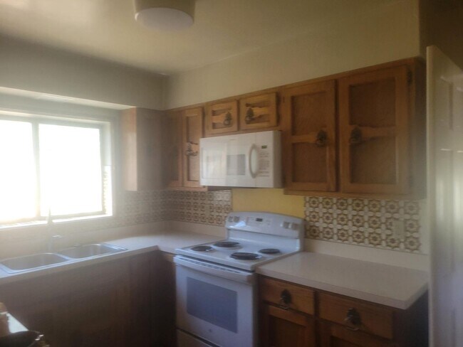 Building Photo - 3 Bed 2.5 Bath Spanish Style Home