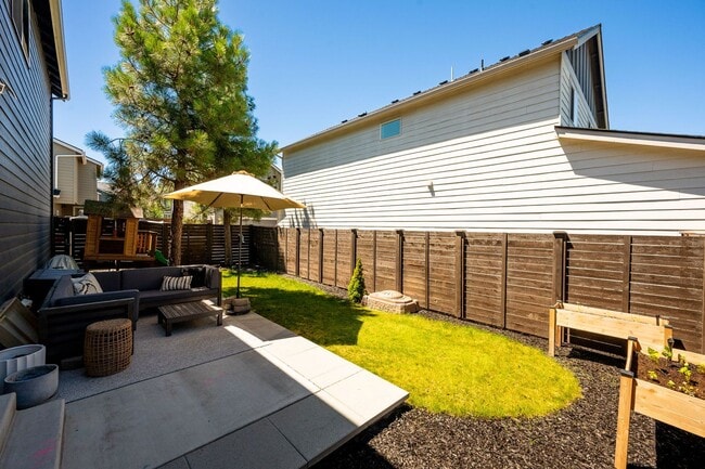 Building Photo - Freshly Updated 3Bed Home: Community Pool ...