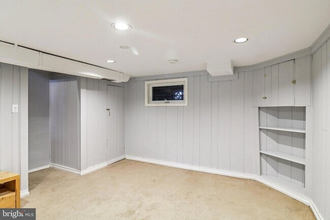 Building Photo - 250 Lynhaven Dr
