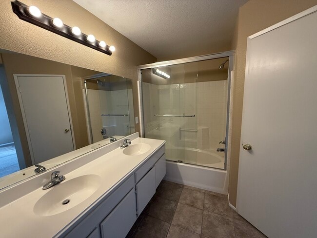 Building Photo - 590 Yarrow Dr