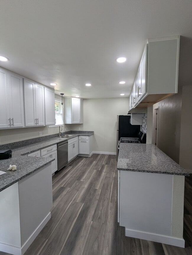 Building Photo - Very nice 3 bd 2 bath