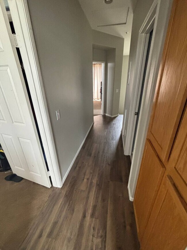 Building Photo - 3 BD/ 2.5 BA SHORT-TERM FURNISHED TOWNHOME...