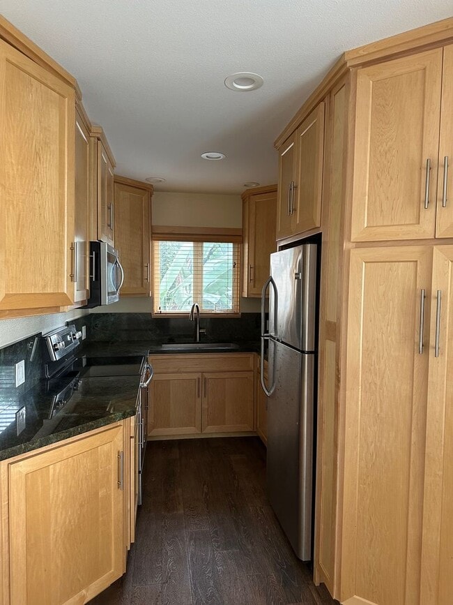 Building Photo - One Bedroom Steps From The Beach