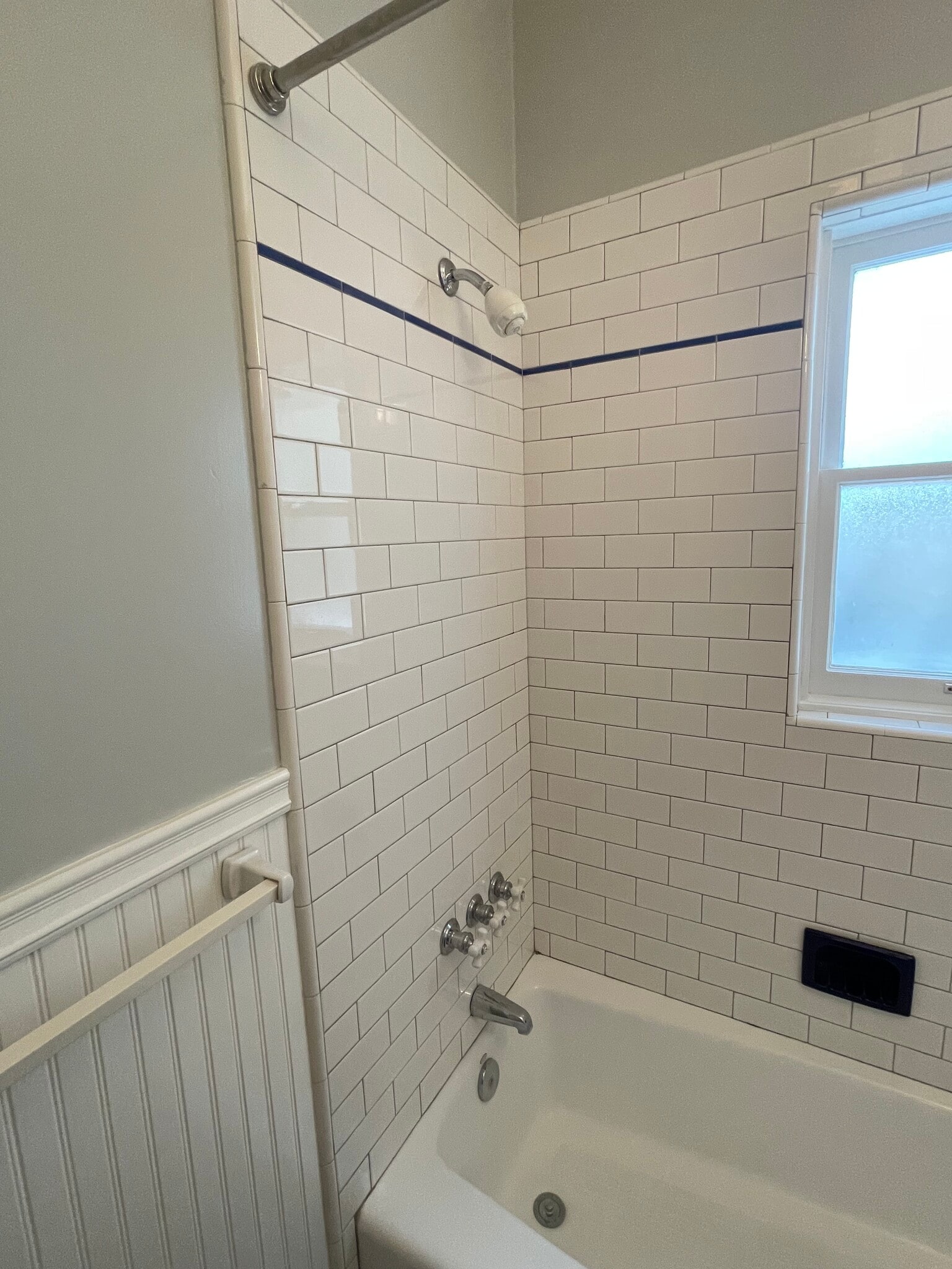 Tub shower - 1540 N Lake Ave