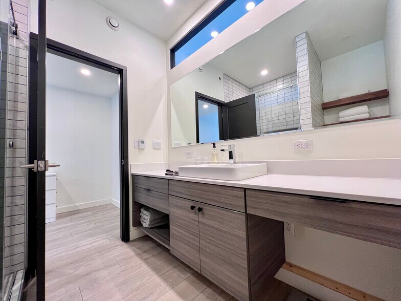 Building Photo - 803 54th St