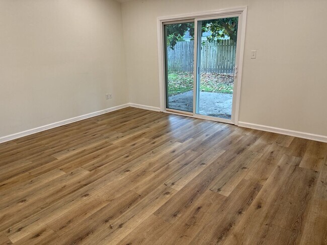 Building Photo - 112 Teal Lake Dr