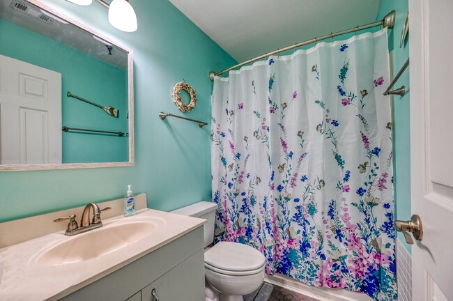 Building Photo - FURNISHED OFF-SEASON MONTHLY RENTAL-STARTI...