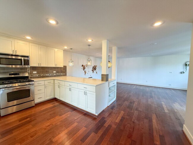 Building Photo - 3Bd/2.5Ba Seattle Townhouse