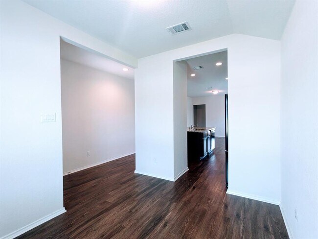 Building Photo - 121 Dylan Dr