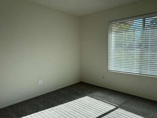 Building Photo - Mature dog considered. Nice home, convenient location off Placer & Wisconsin, Rdg.