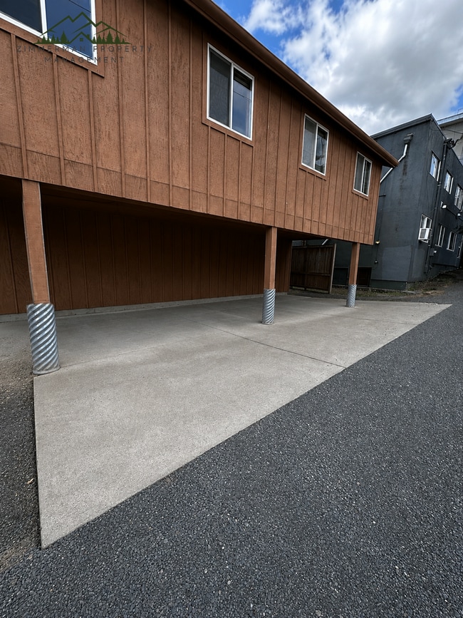 Building Photo - 2 bedroom 1 bathroom townhouse