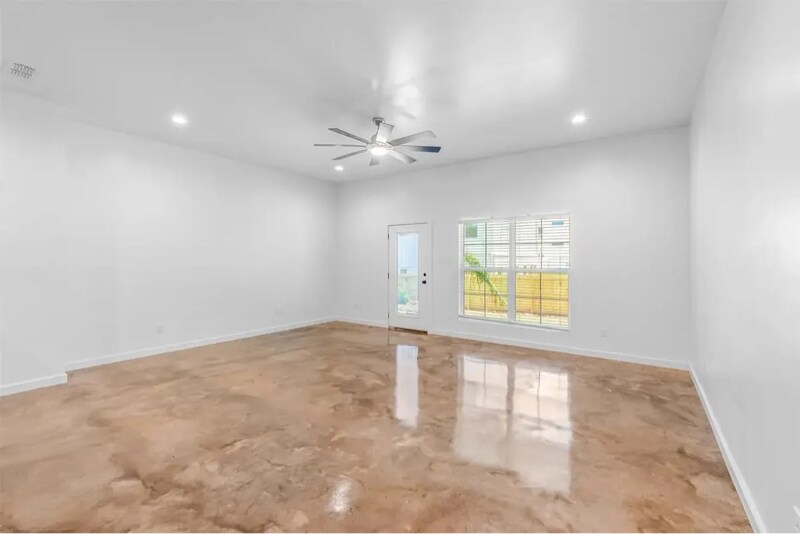 Building Photo - 1540 W Long