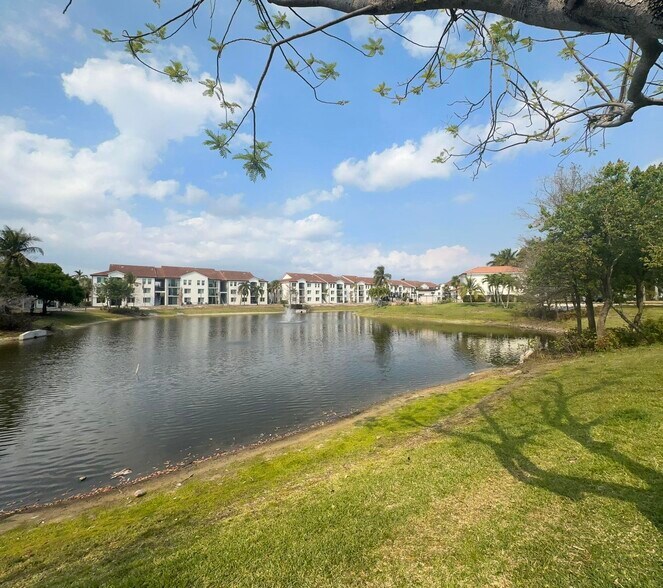 Building Photo - 805 Villa Cir
