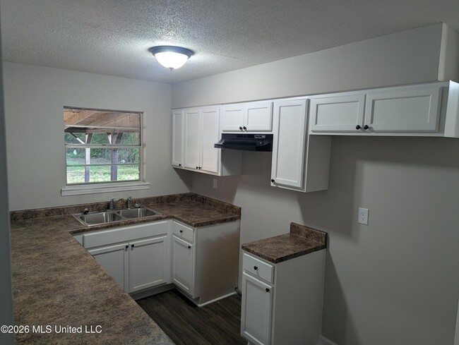 Building Photo - 2628 Hillcrest Dr