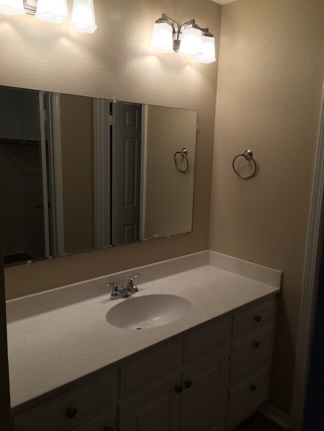 Building Photo - Charming 3 Bedroom in Flint! Coming Soon!