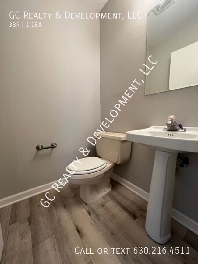 Building Photo - ***BOLINGBROOK LOCATION / 3 BDRM / FINISHE...