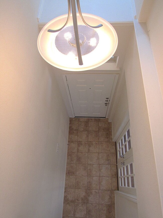 Building Photo - Spacious, Modern and Conveniently Located ...