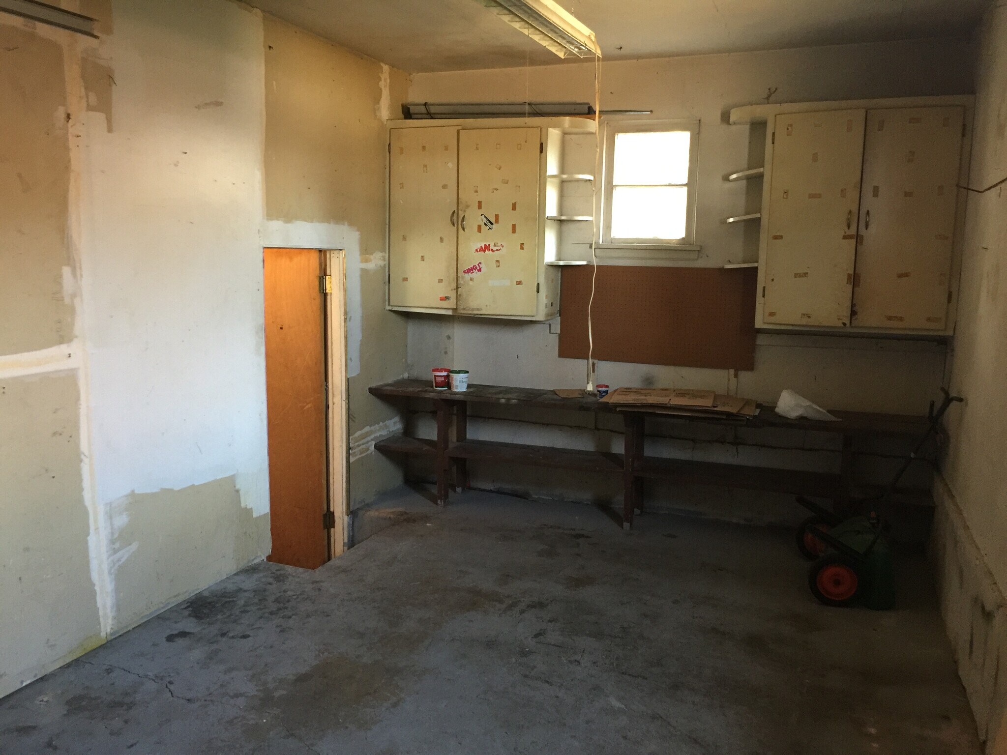 Garage Bench - 903 W Rossi St