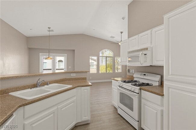 Building Photo - 2088 Overton Beach St