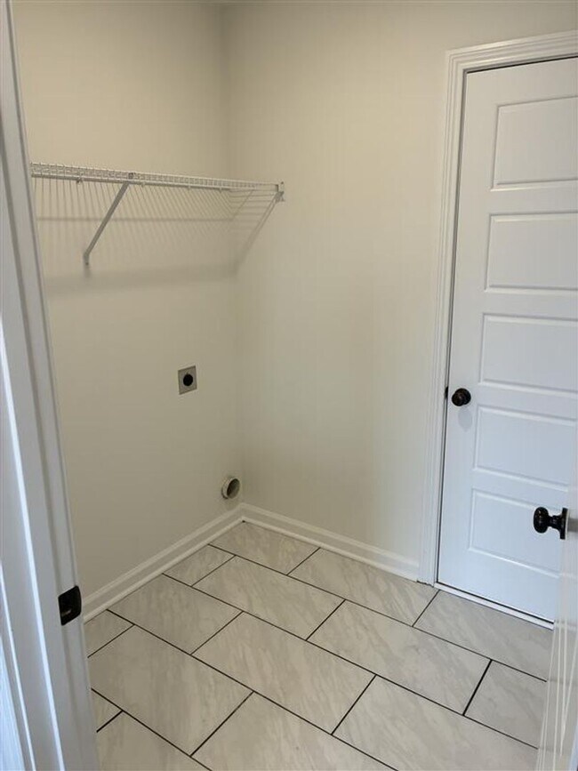 Building Photo - Beautiful 3 Bedroom, 2 Bathroom Home — Minutes from Fort Campbell and the 101st Parkway