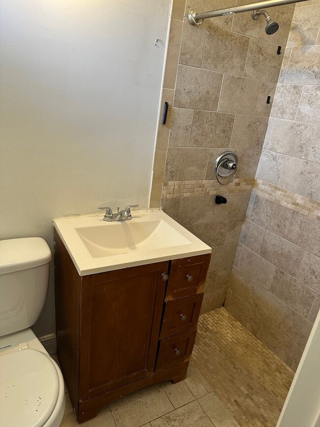 Building Photo - 4 bed 2 bath plus a den, could be a 5th bed.