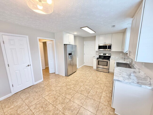 Building Photo - West Knoxville 37932 - 4 bedroom, 2.5 bath home - Contact Tanner Fee (865) 850-5103