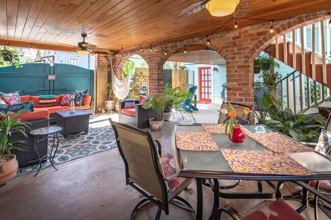 Building Photo - Gorgeous 3BD/3BA with Courtyard