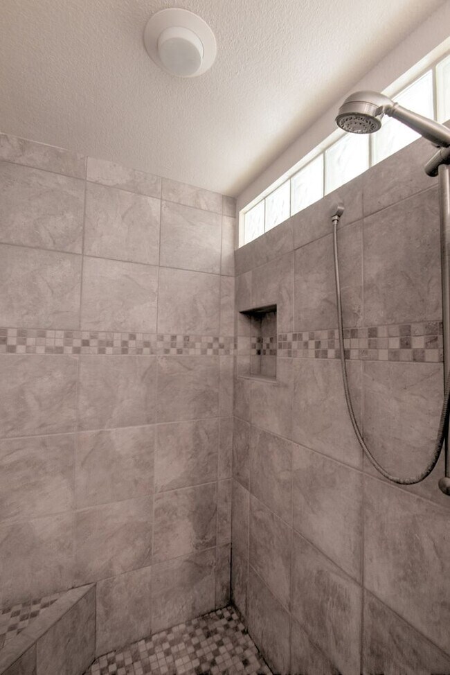 Building Photo - Rent 3 bed property for $2750 per month