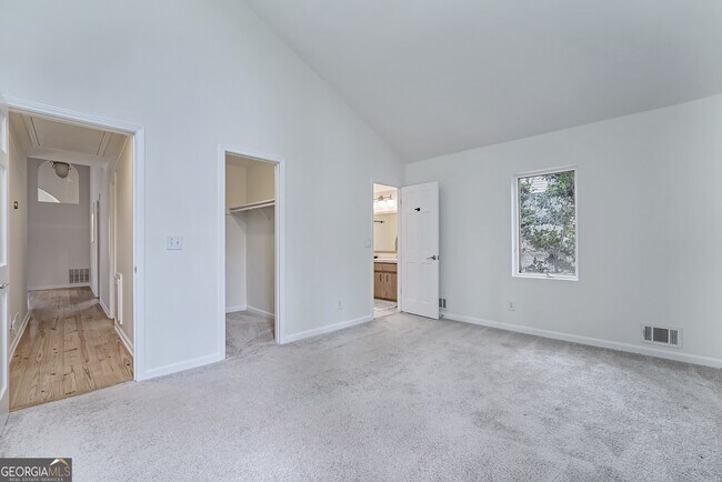 Building Photo - 75 Lakeshore Dr NW