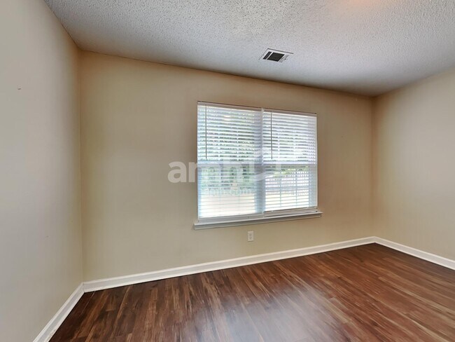 Building Photo - 260 Pampas Dr