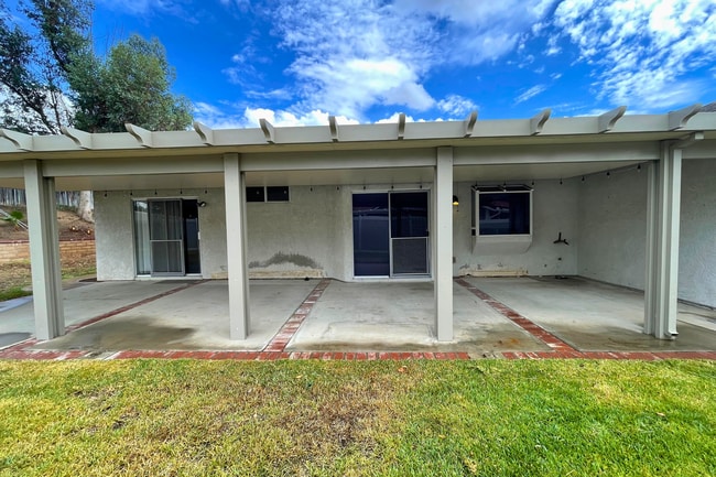 Building Photo - 4 Bed/2 Bath | Plus Office/Den | Single St...