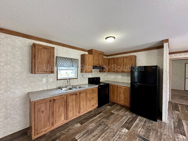 Building Photo - 9465 Sarah Ln NE