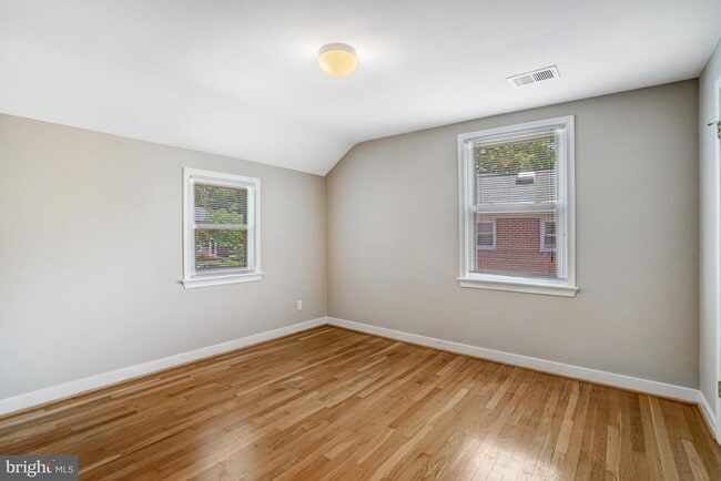 Building Photo - 1424 N Longfellow St
