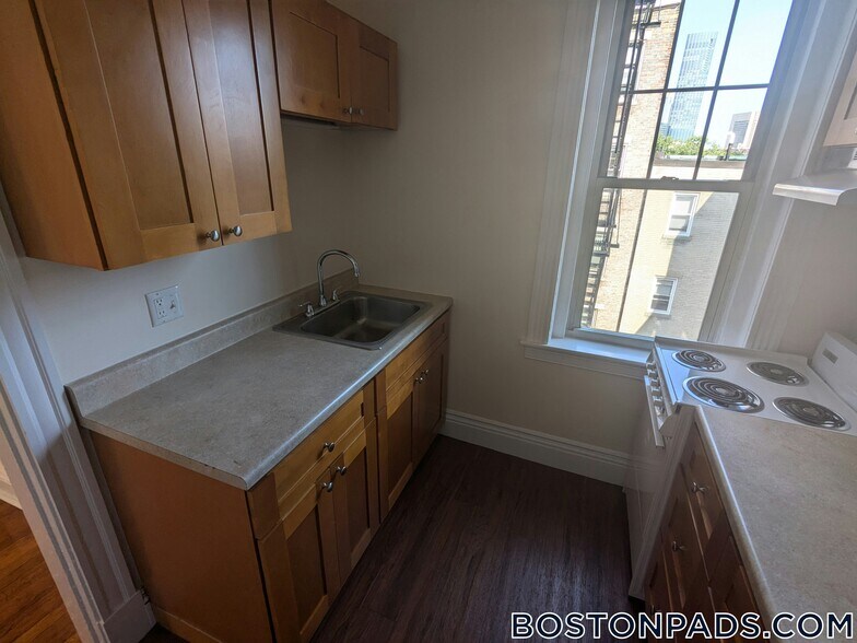 Building Photo - 31 Park Dr