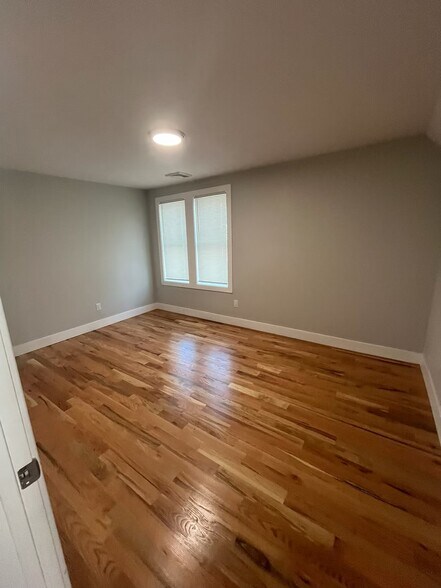 Building Photo - 33 Richards St