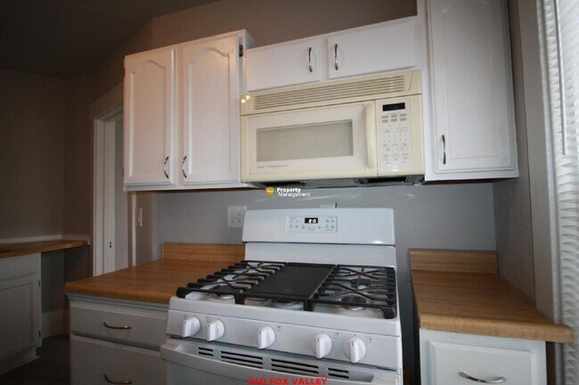 Building Photo - Large refurbished 3 Bedroom Upper