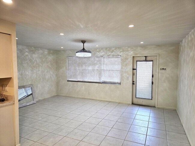 Building Photo - 1059 Ainslie Dr