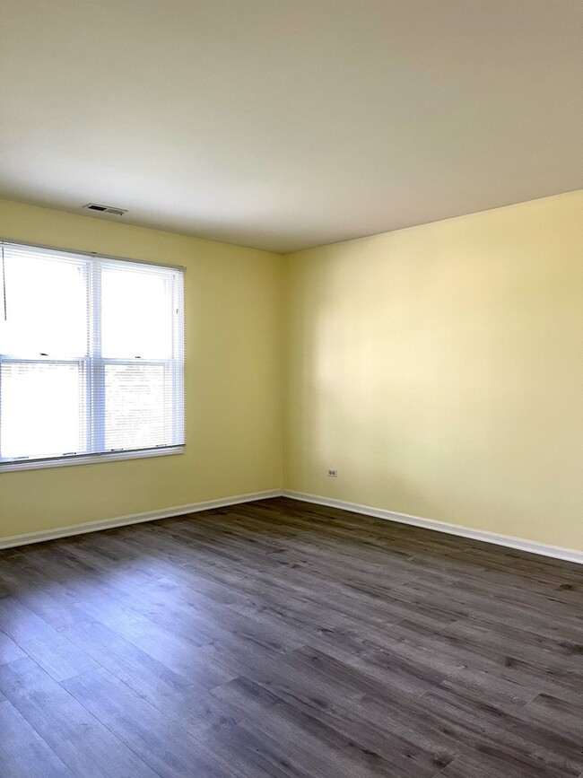 Building Photo - 1266 N Regency Dr
