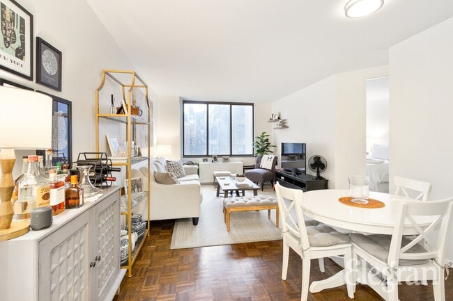 Building Photo - 5 E 22nd St