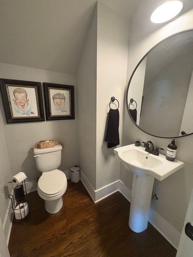 Building Photo - Beautiful and Spacious 3 Bedroom Home in E...