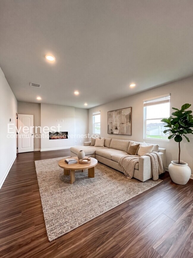 Building Photo - 4 Bed/3 Bath Home with Fenced Yard / Pet-Friendly / Available Now!
