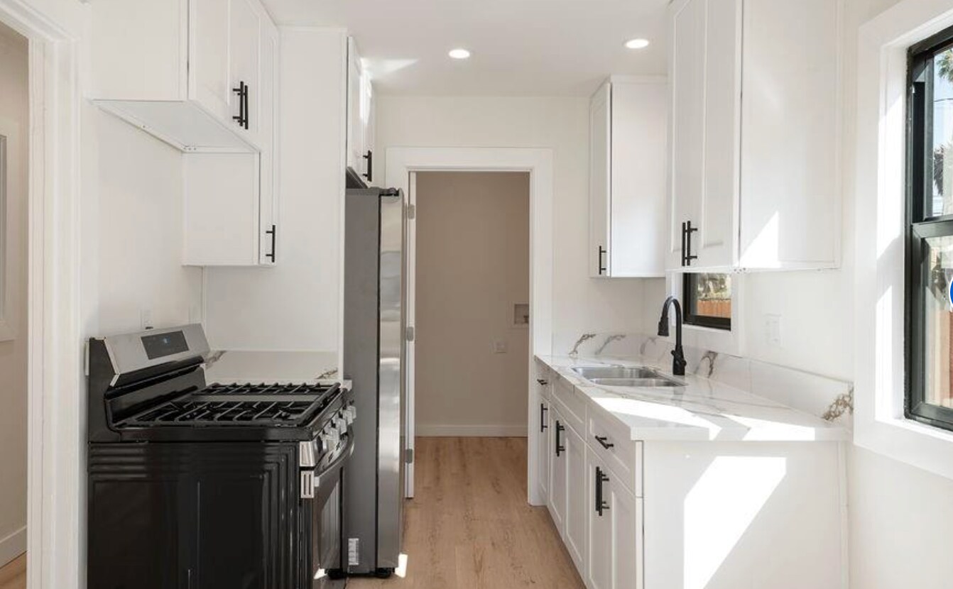 Building Photo - 5166 S Manhattan Pl