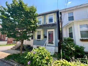 Building Photo - Stunning 2-Bedroom Townhome in West Cheste...