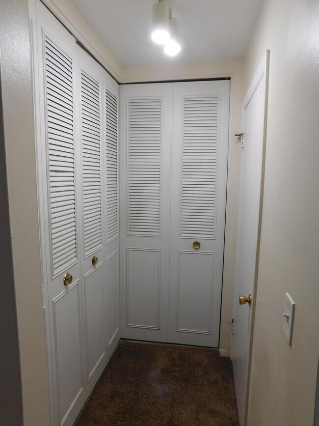 Building Photo - 490 Fox Hills Dr S