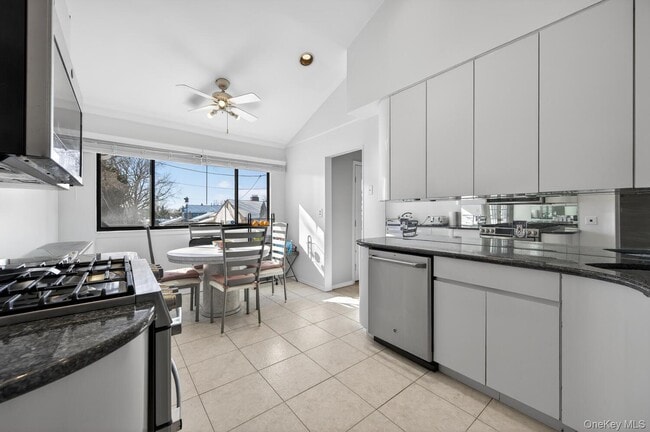 Building Photo - 10 Whitlock St