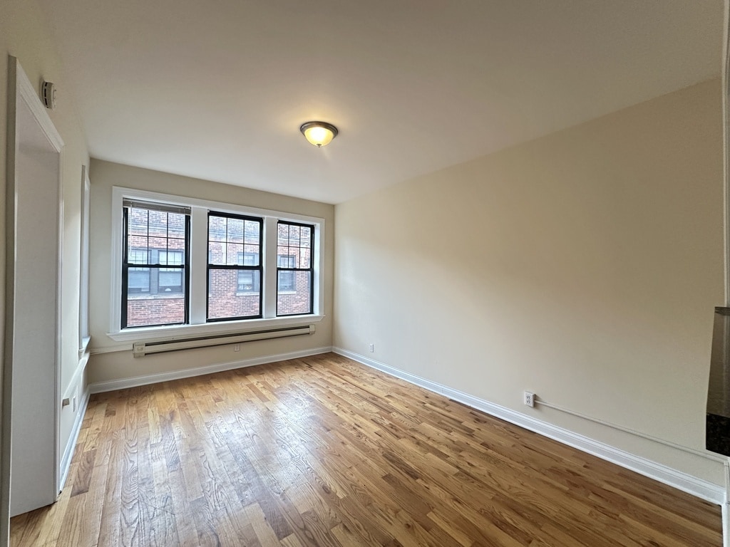 Building Photo - 4426 N Wolcott Ave