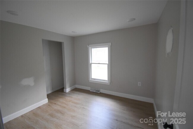 Building Photo - 665 Central Dr NW