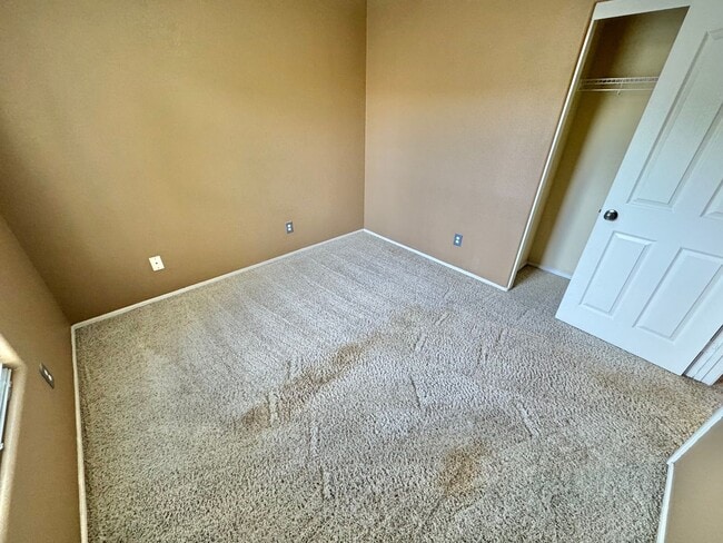 Building Photo - Beautiful 3 bedroom/2.5 bath home in great neighborhood